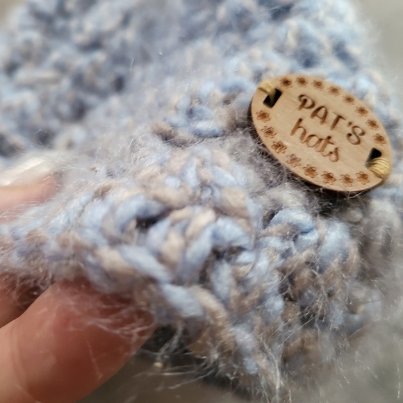 Super cute knit poof hat - Picture 2 of 2